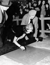 Eleanor Powell writes an inscription to Sid Grauman in wet ceme - Old Photo picture