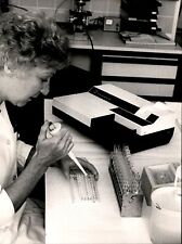 LV89 1985 Original Photo MUNICH UNIVERSITY CLINIC Demonstrates AIDS Test Lab picture