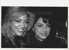 1994 Press Photo Sheila E. takes a break with singer Gloria Estefan at rehearsal picture