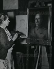 1945 Press Photo Bertha Ballow paints her father, Maj. Gen. Charles Ballow picture