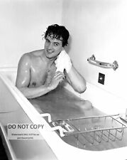 ACTOR ROCK HUDSON IN BATHTRUB PIN UP - 8X10 PHOTO (MW641) picture