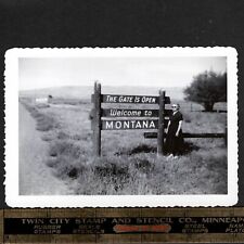 1940s/50s Welcome To Montana, The Gate Is Open Sign: Vintage SNAPSHOT Photo picture