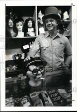 1987 Press Photo Steve Urban behind the counter of his Starship Earth store. picture