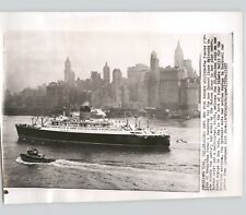 Gorgeous VINTAGE 1957 Press Photo PASSENGER SHIP Manhattan Skyline picture