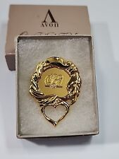 AVON 1991 President's Club Recognition Award Tribute Pin Gold Color Heart picture