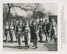 Women's Land Army In WWII Land Girls UK British War A0553 A05 Original Photo picture
