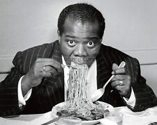LOUIS ARMSTRONG DEVOURING A PLATE OF SPAGHETTI IN ROME - 8X10 PHOTO (FB-728) picture