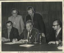 1971 Press Photo Mayor Moon Landrieu signs contract with Bechtel Corporation picture