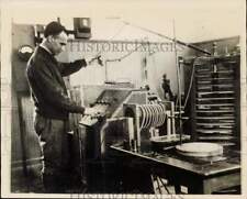 1928 Press Photo Alfred Loomis operates powerful supersonic apparatus, New York picture