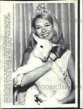 1969 Press Photo Miss Wool of America Frances Mitchell poses with lamb in NY picture