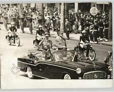 King Baudoin & De Gaulle Waving to on Crowd Champs Elysees 1961 PRESS PHOTO picture