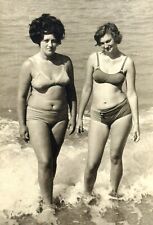 1960s Two Curvy Young Pretty Women Bikini Beach B&W Vintage Photo Snapshot picture