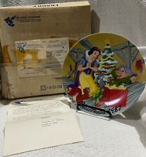 1987 Snow White's Surprise Limited Edition THE DISNEY COLLECTION Christmas Plate picture