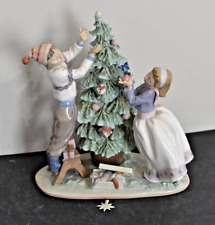 lladro - Trimming the Tree #5897 (Star Needs To Be Reglued, Otherwise Great) picture