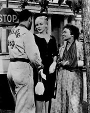 The Misfits Eli Wallach Marilyn Monroe & Thelma Ritter in Reno 8x10 inch photo picture