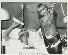 1982 Press Photo Friend Visits Xavier Cugat during Recovery from Surgery, Spain picture
