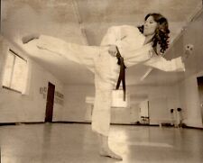 LD292 1974 Wire Photo HOUSEWIFE THROWING KARATE KICK BEFORE CLASS TAE KWON DO picture