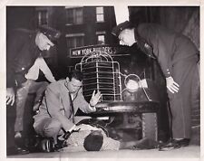 1953 Police bullet kills car thief - dramatic photo RARE L152C picture