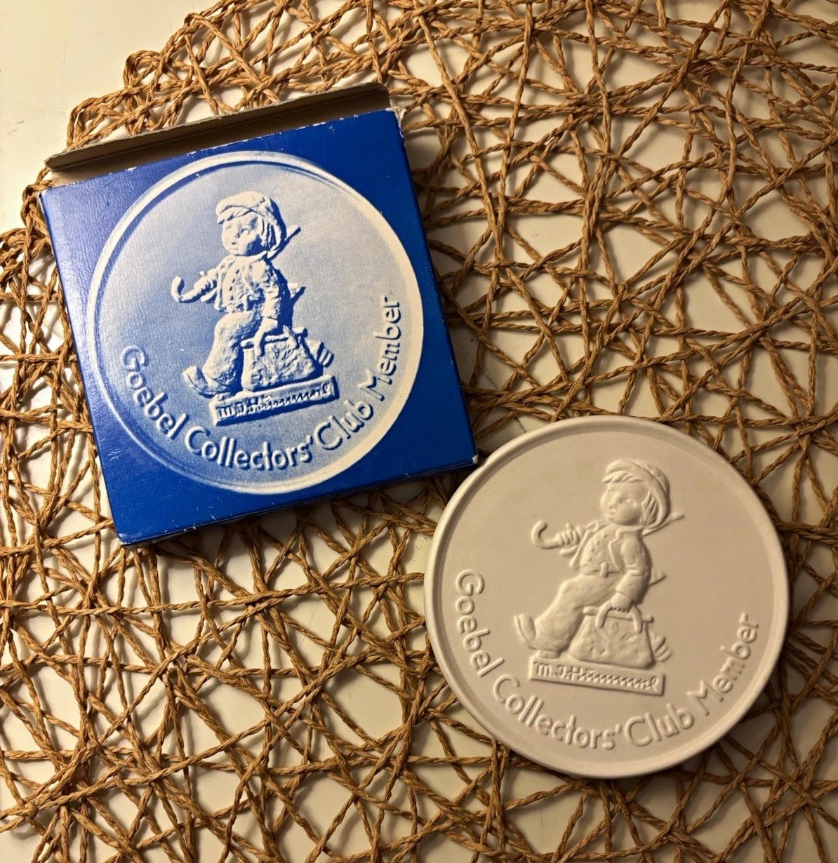 Goebel Collectors Club Member Embossed Medallion Disc White/Blue w/ Box