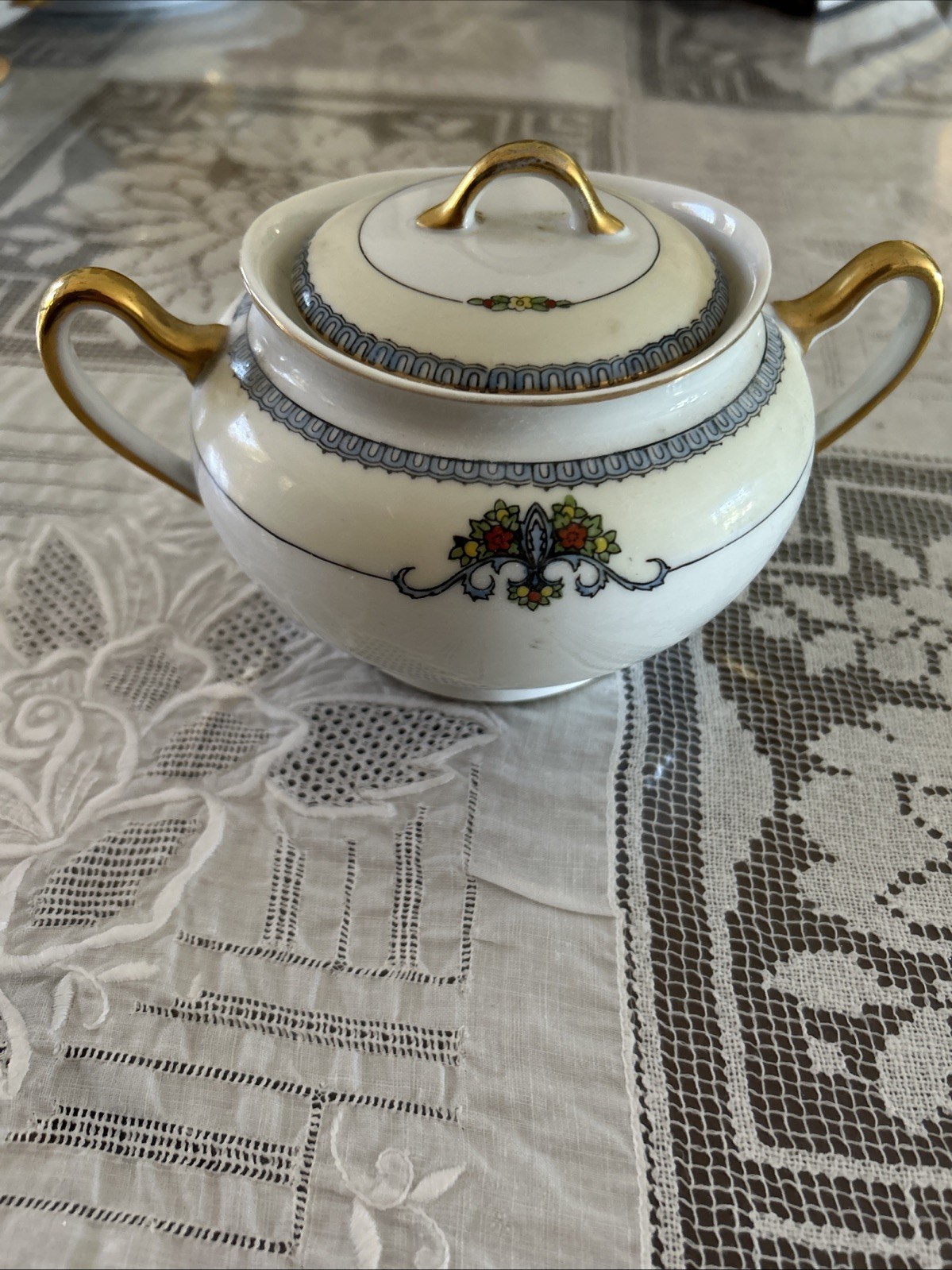 Vintage MEITO China Sugar Bowl w/ lid. Made In JAPAN Lovely, gold handles on lid Vintage MEITO China Sugar Bowl w/ lid. Made In JAPAN Lovely, gold handles on lid