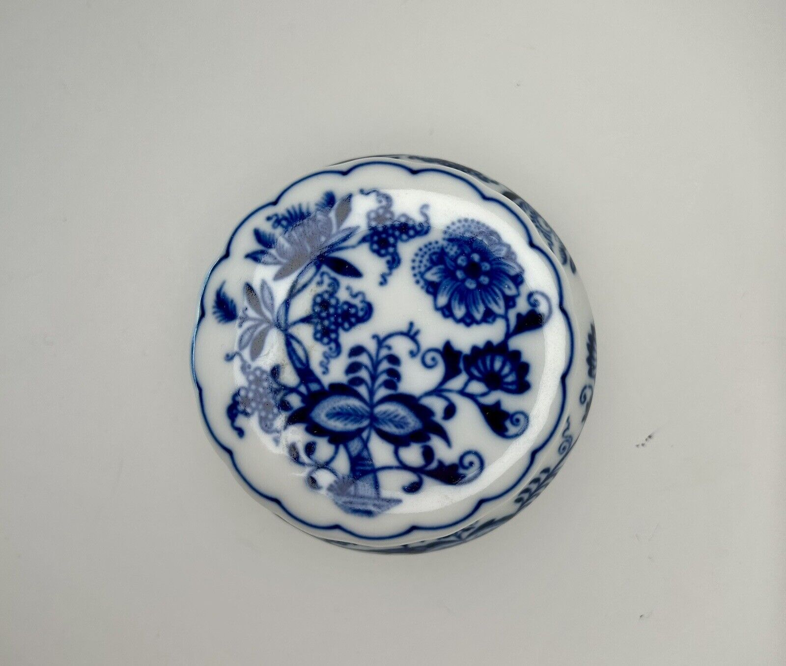 Zwiebelmuster  Blue Onion Jewelry Box. Czech porcelain Blue And White Bowl