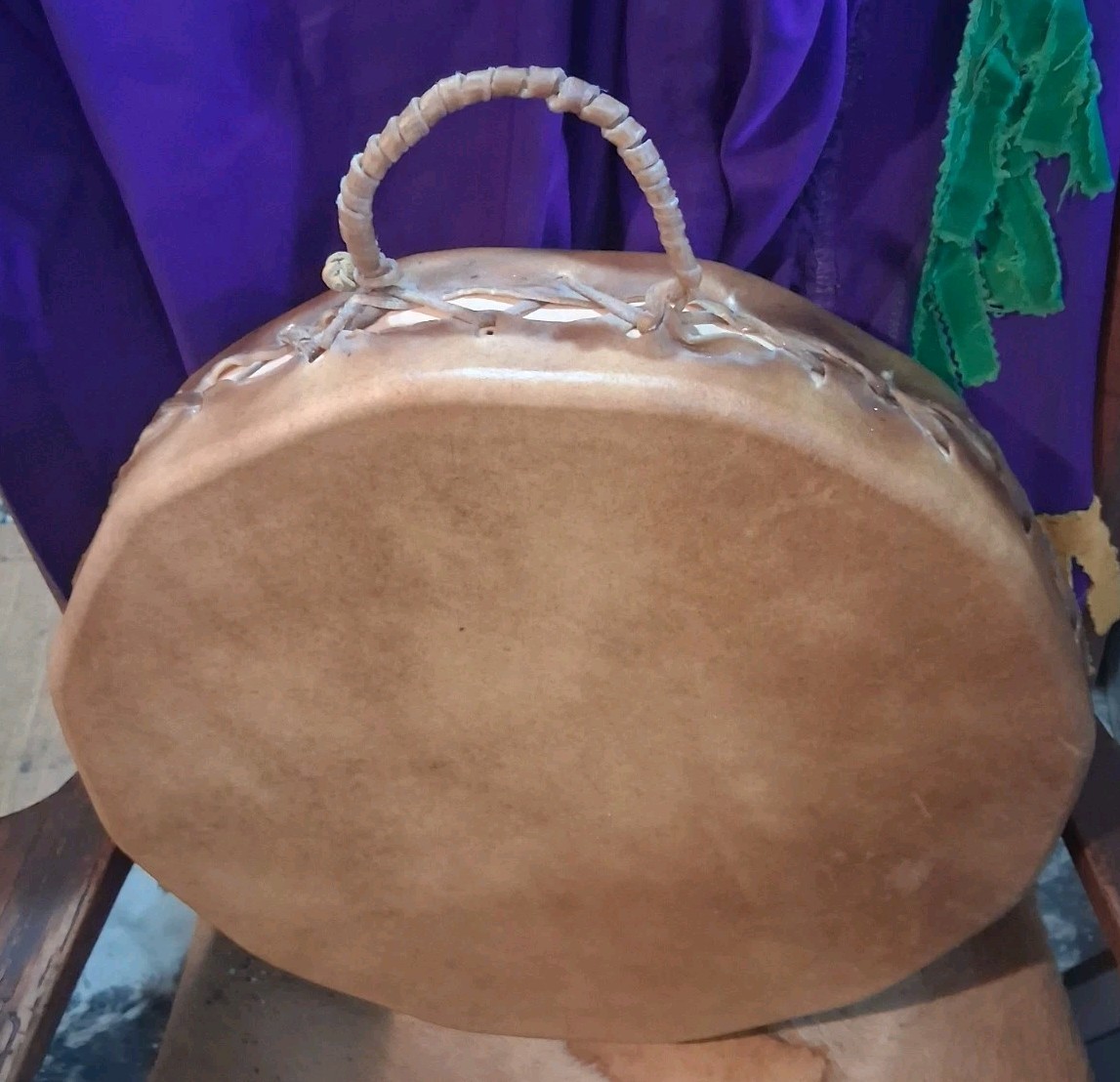 **  VINTAGE 1980s NATIVE AMERICAN  BISON HIDE  DOUBLE SIDED DRUM   QUALITY\