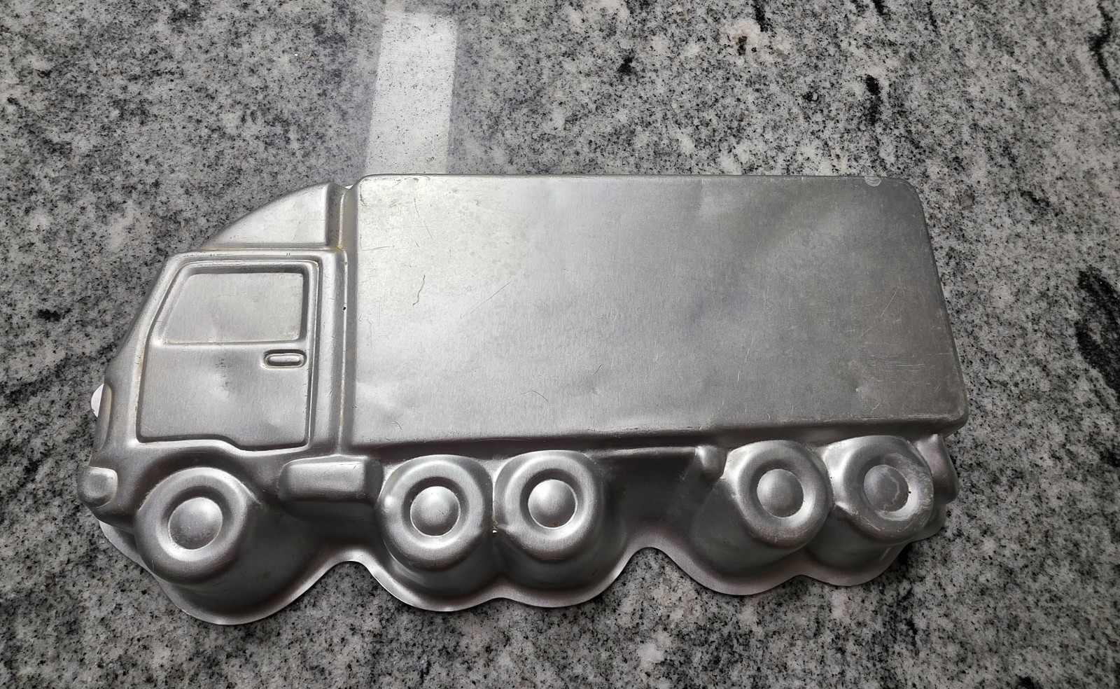 Vintage 1986 Wilton 18-Wheeler Semi Truck Cake Pan Aluminum Mold 2105-0018