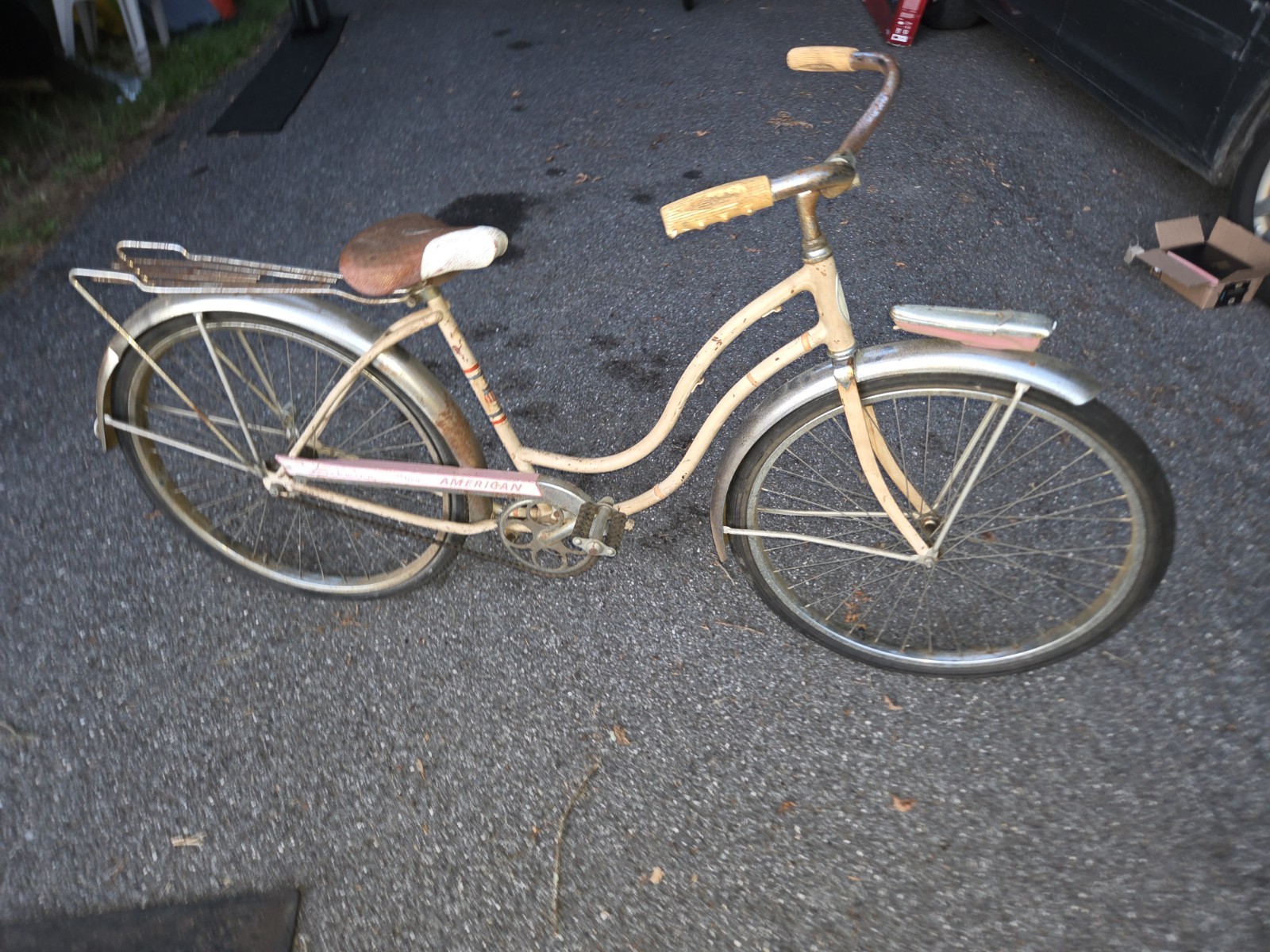 Vintage 1960s Schwinn Deluxe American ladies' bike - ALL ORIGINAL 