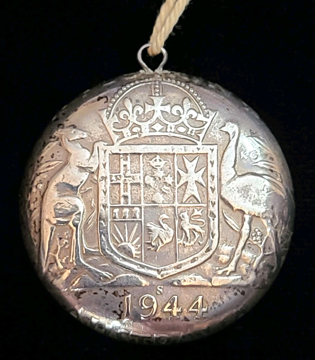 Vtg 1944 Australia 1 One Florin silver coin medallion pendant necklace, kangaroo Vtg 1944 Australia 1 One Florin silver coin medallion pendant necklace, kangaroo