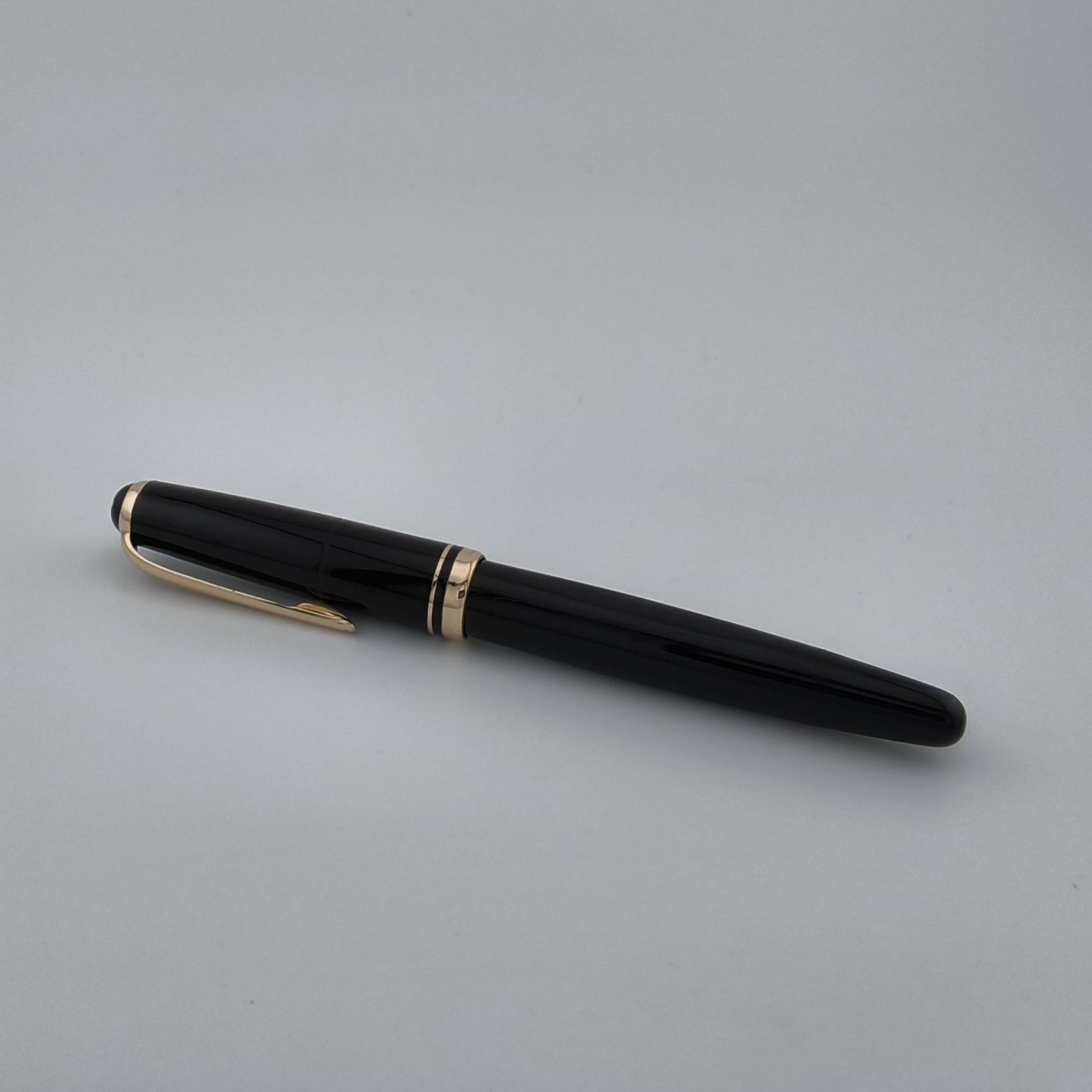 Montblanc 252 Vintage 1950s Piston Fountain Pen 14C 585 Gold Nib Montblanc 252 Vintage 1950s Piston Fountain Pen 14C 585 Gold Nib