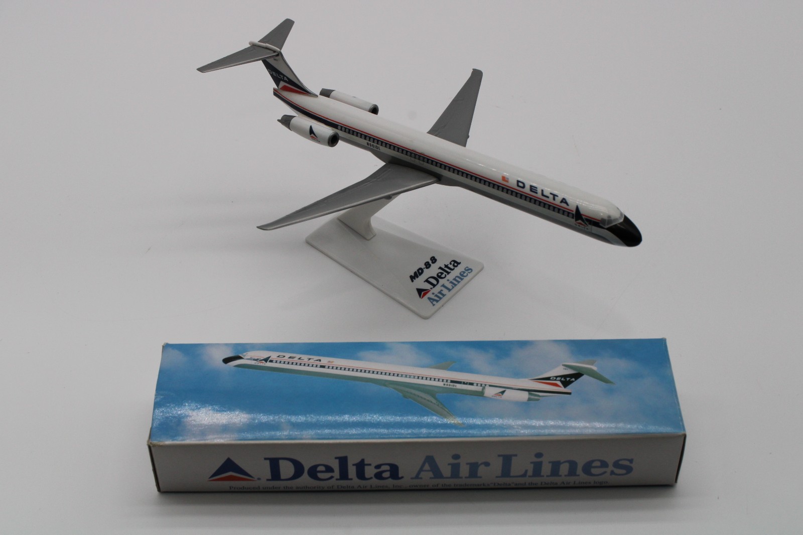 Flight Minatures (Long Prosper) Delta Airlines MD-88  1:200 Scale Model Airplane