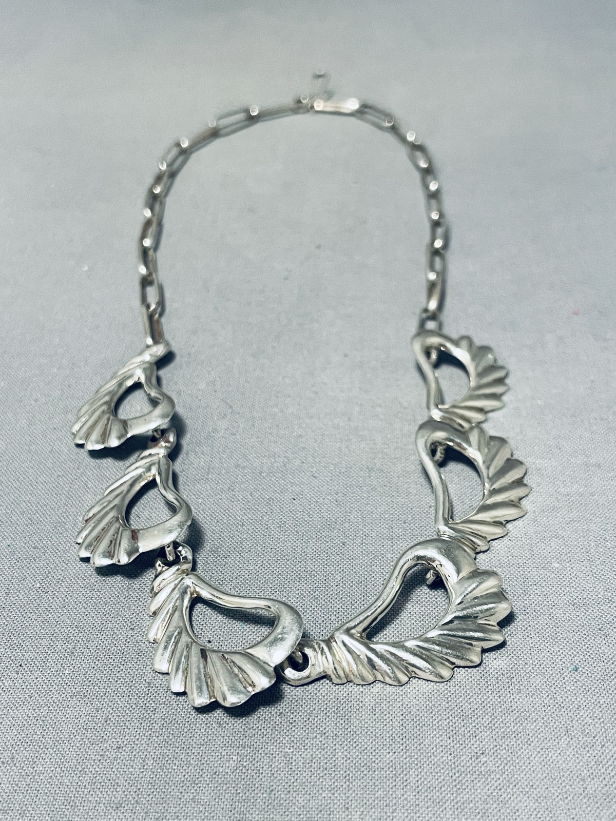 EXCEPTIONAL VINTAGE NAVAJO STERLING SILVER NECKLACE
