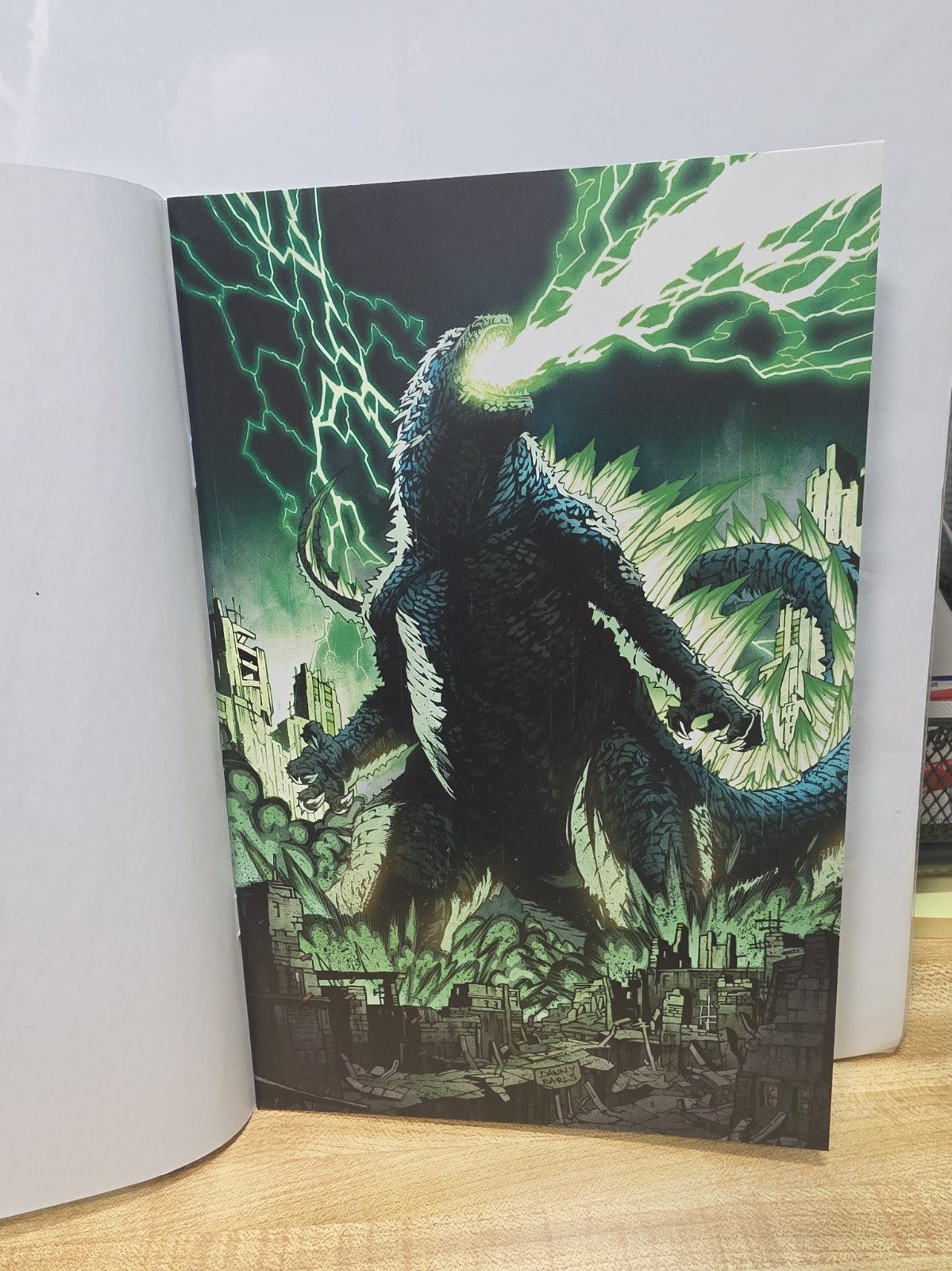 THE HORROR OF GODZILLA 1 DANNY EARLS GLOW COVER LTD TO 500 COA. NM+. THE HORROR OF GODZILLA 1 DANNY EARLS GLOW COVER LTD TO 500 COA. NM+.