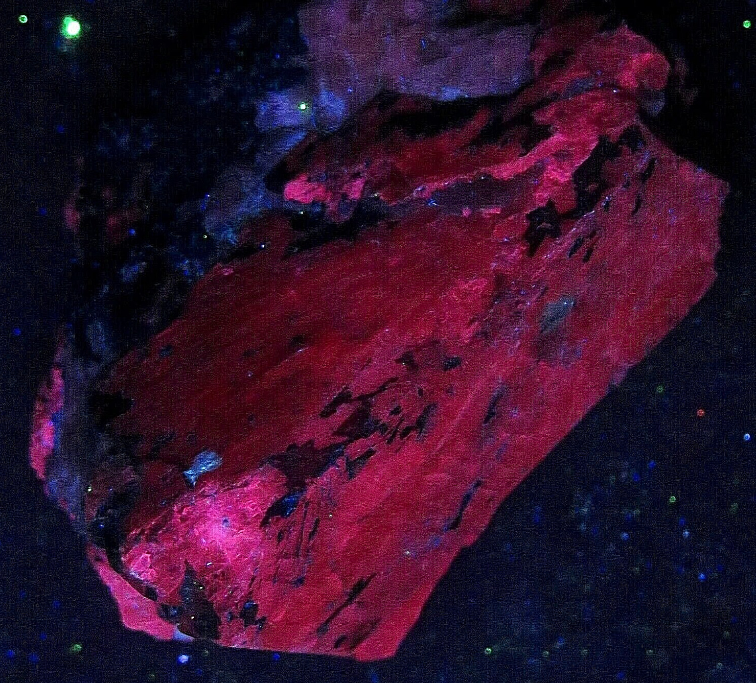  FLUORESCENT : SCAPOLITE crystal - Diamond Lake Roadcut - Ontario - Canada