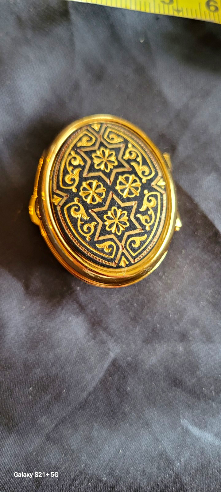 Vintage Damascene Geometric Gold Star Oval Pill Box With Hinged Lid Toledo Spain Vintage Damascene Geometric Gold Star Oval Pill Box With Hinged Lid Toledo Spain