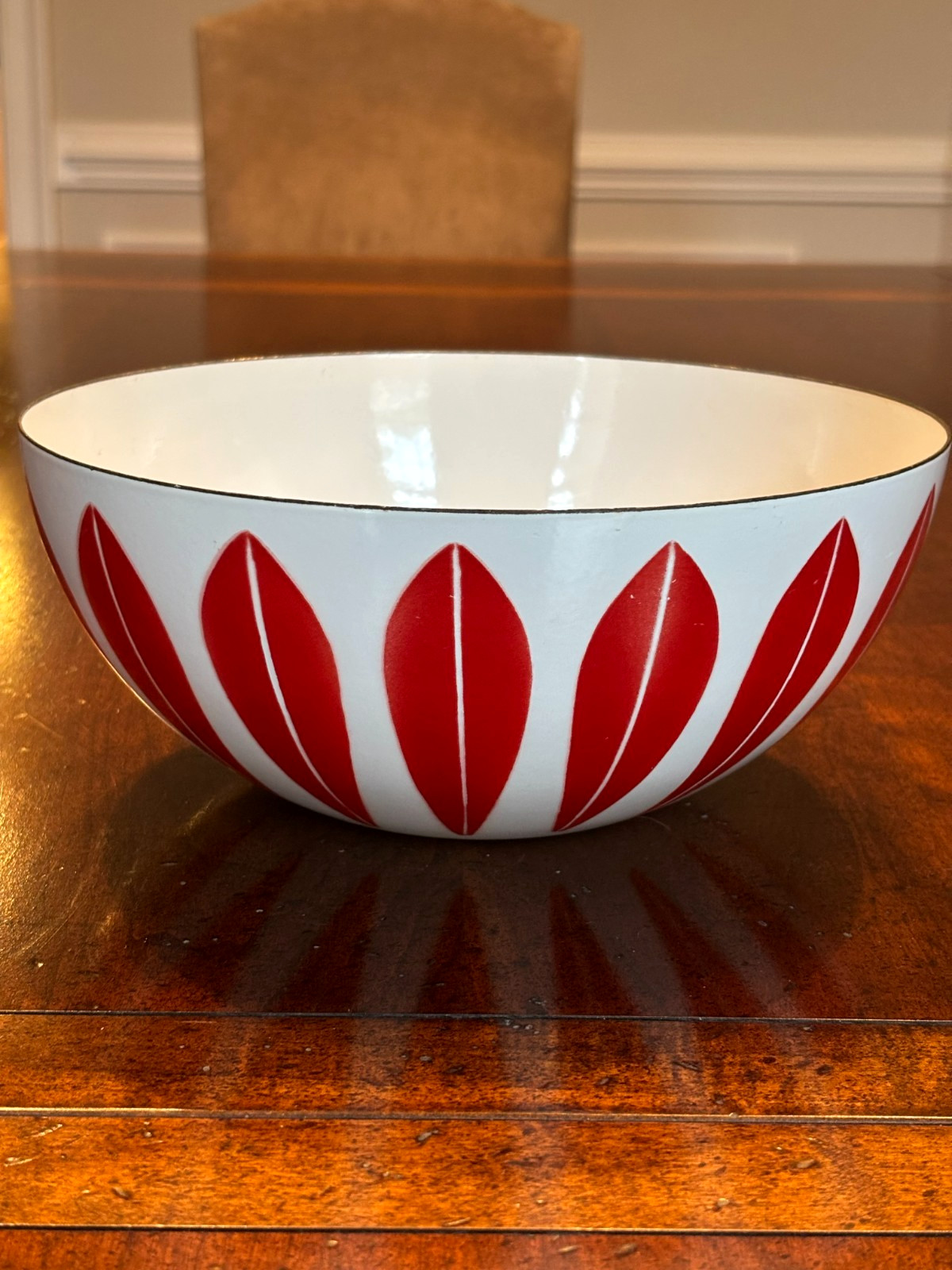 CATHRINEHOLM VTG MCM WHITE ENAMEL BOWL TRUE RED LOTUS PATTERN 9.5
