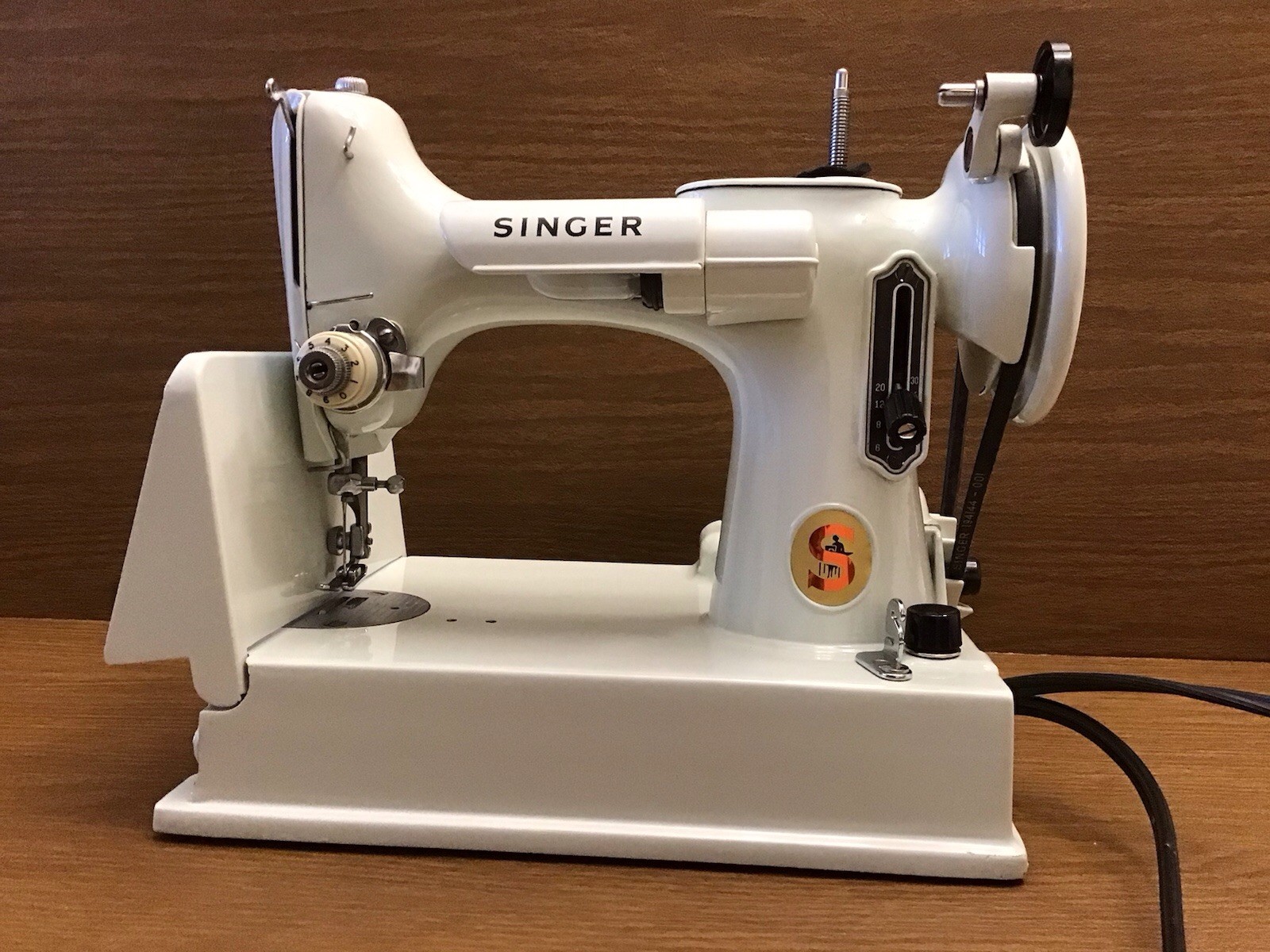 Vintage 1964 White Singer Featherweight 221K w/ Attachments and Case