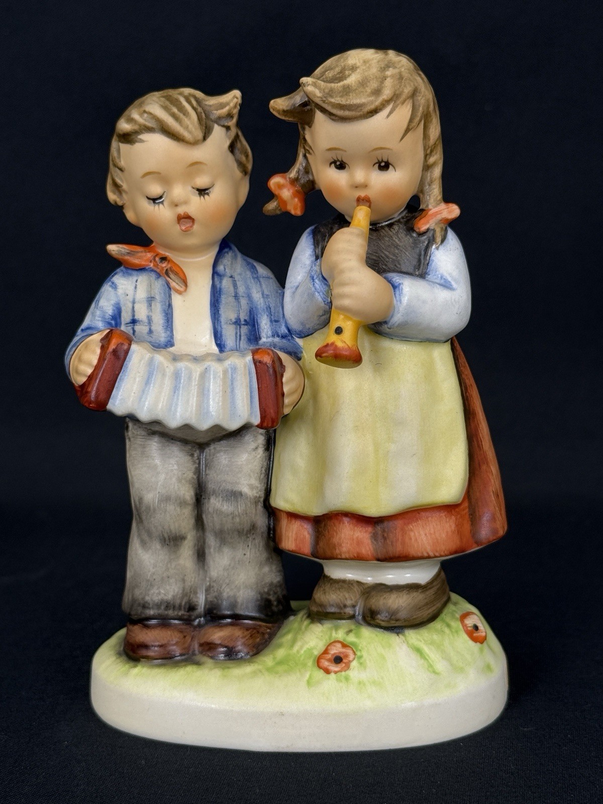 Goebel Hummel Birthday Serenade 218 2/0 No Crazing Mint 