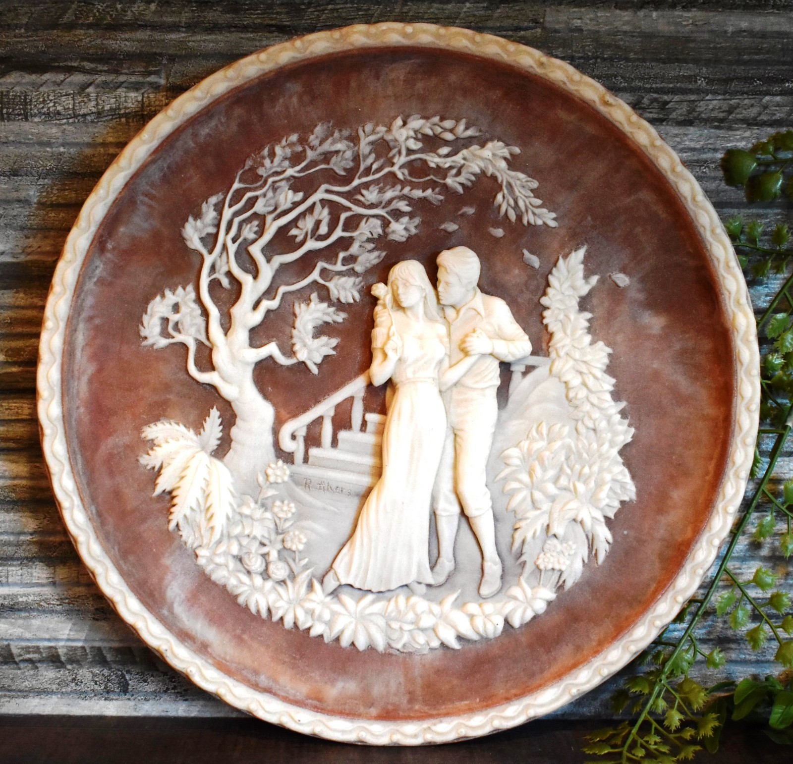 Vintage INCOLAY STUDIOS Art Plate Roger Akers \'The Kiss\' #06022