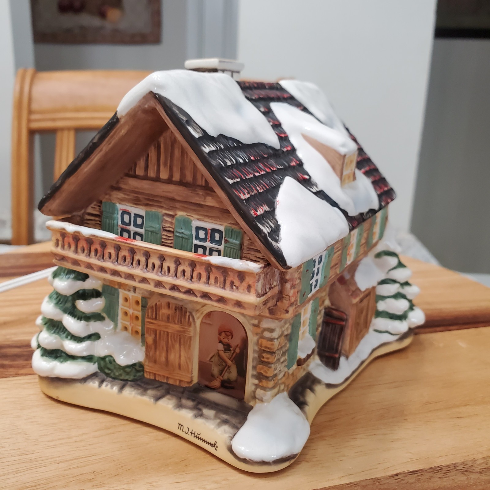 Lighted M J HUMMEL Christmas Village \