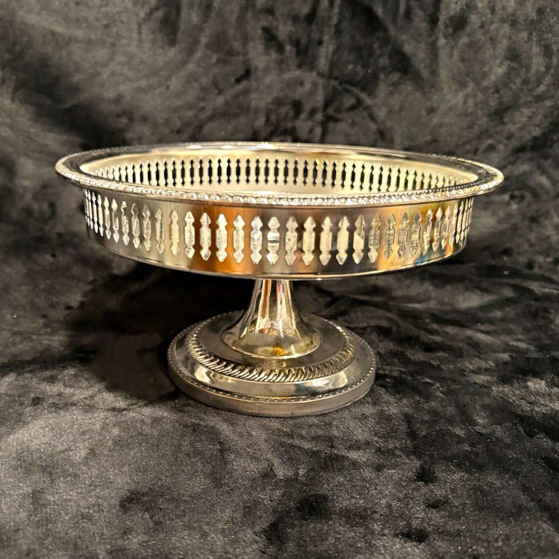 Vintage Old Hampshire Silversmiths Silverplated Windsor Pedestal Centerpiece Box Vintage Old Hampshire Silversmiths Silverplated Windsor Pedestal Centerpiece Box