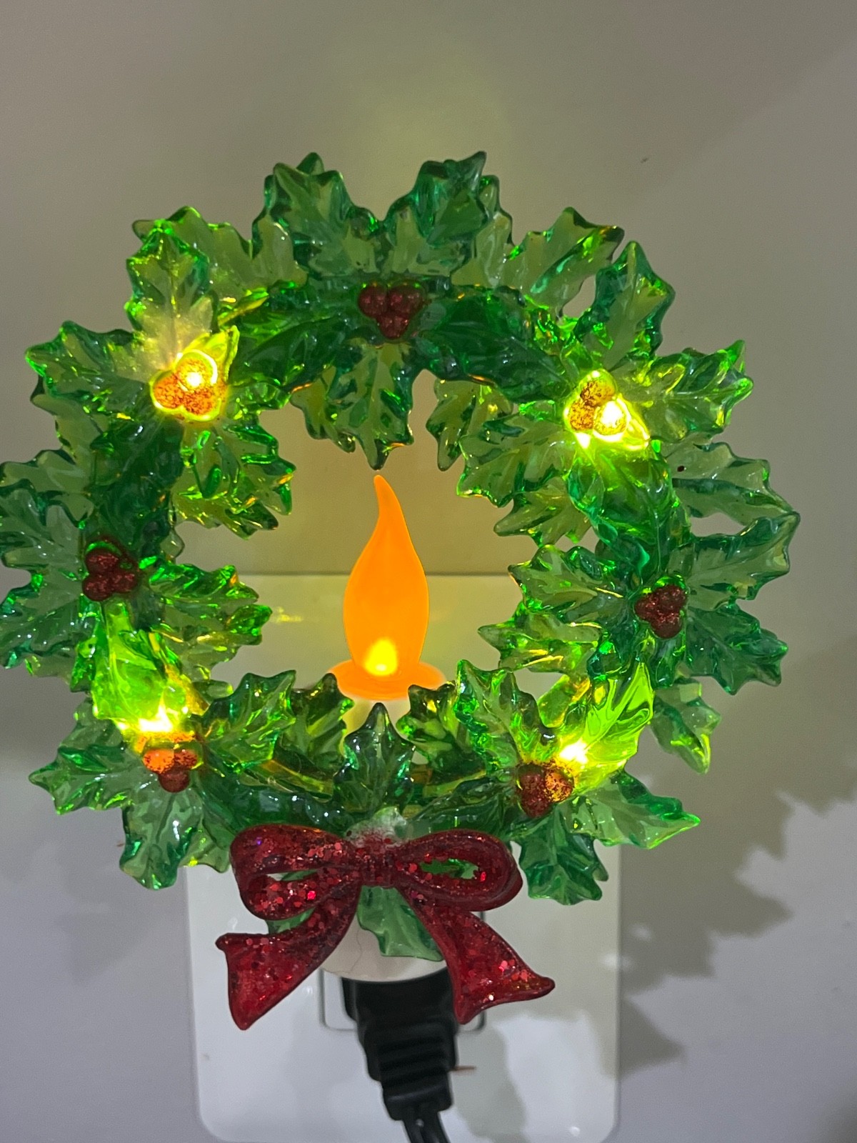 VINTAGE ST NICHOLAS SQUARE GREEN WREATH CHRISTMAS FLICKERING NIGHT LIGHT NOS