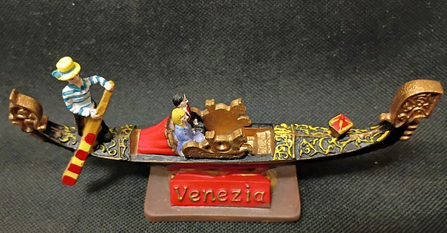 Vtg.Venezia Figurine Italian Nostalgic Gondola. Collectible, Souvenir. 5¼X3X1½.