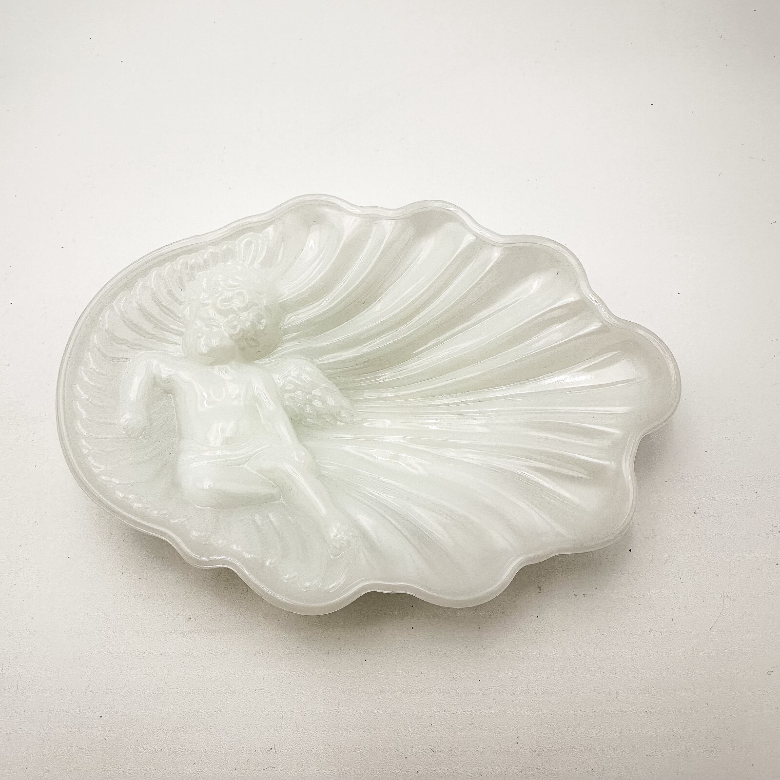 Avon Cherub Angel Cupid White Milk Glass Shell Soap Trinket Jewelry Dish Vintage