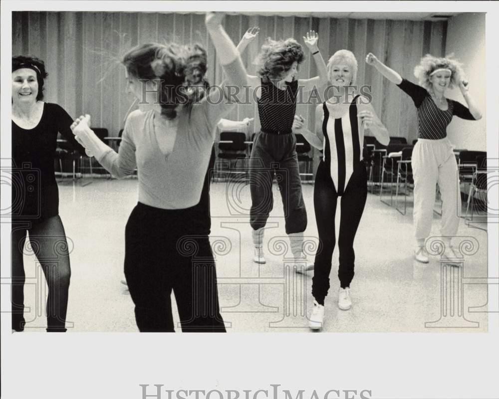 1986 Press Photo Sara Austin works out in aerobics class at Frito-Lay
