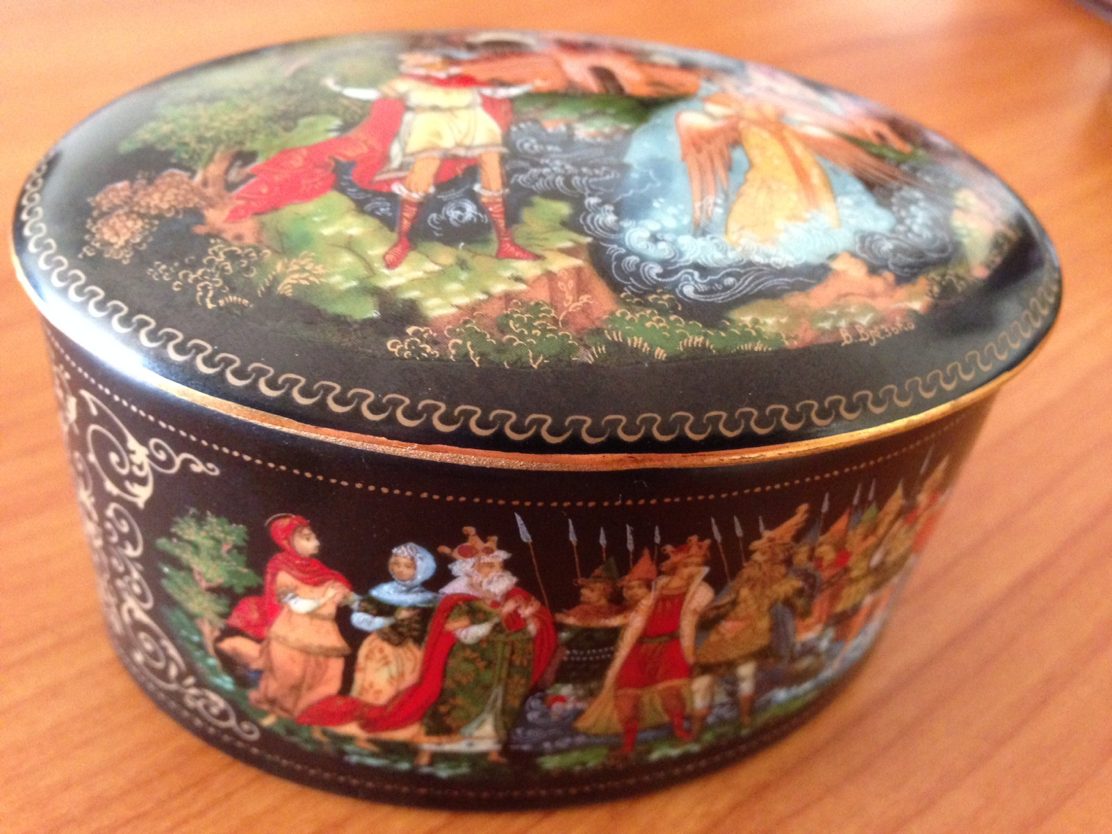 Vintage Palech Porcelain Trinket box, Russian Art of stunning detail / Pristine