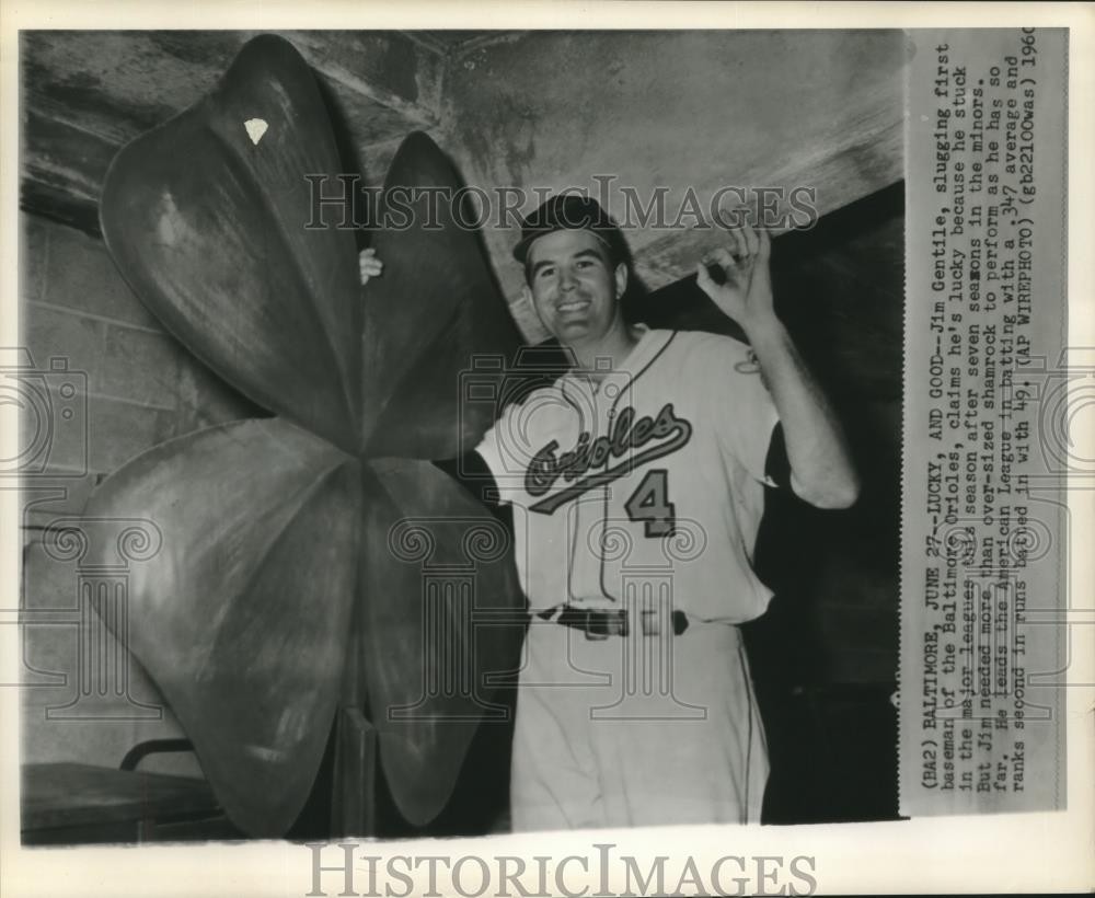 1960 Press Photo Baltimore Oriles\' Jim Gentile with lucky shamrock - nox21316