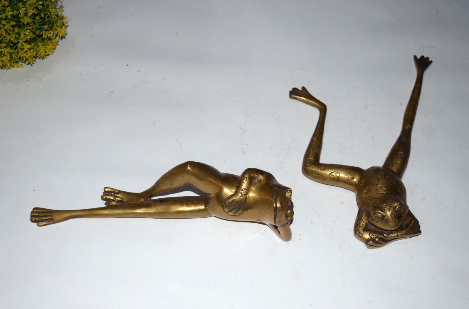 Two Frog Friends Table Paperweight Brass Lazy Frog Idol Laptop Table Decor DL006
