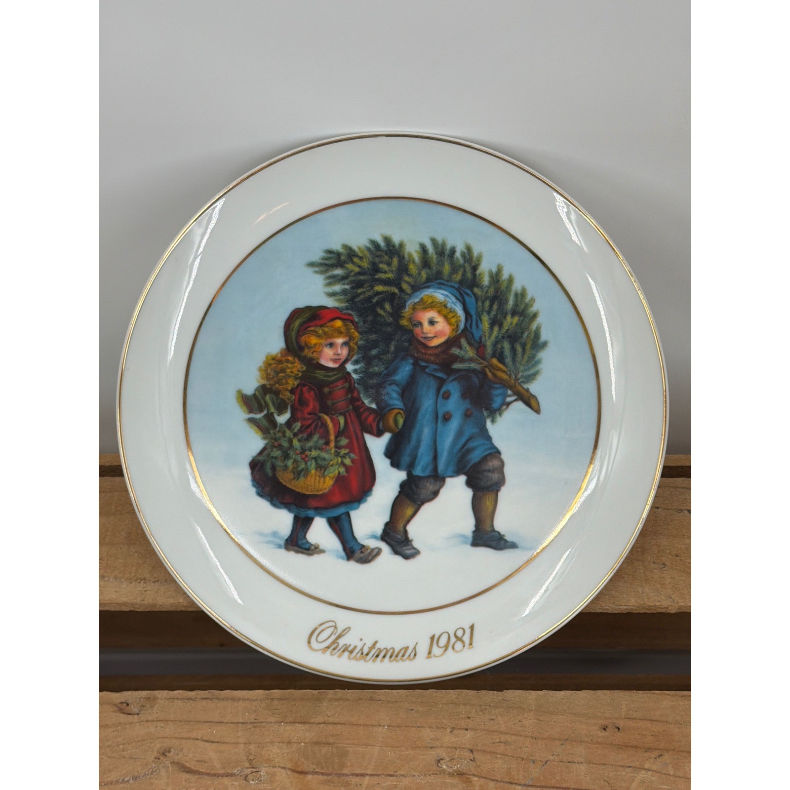Avon Christmas Memories 1981 Sharing the Christmas Spirit Plate 22k Gold Trim 9\