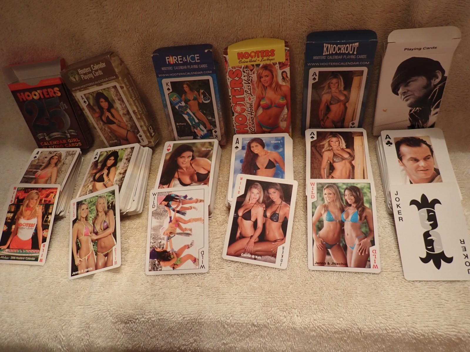 5 decks Hooters playing cards 2006-11 + One Flew Over the Cuckoo\'s Nest 5 decks Hooters playing cards 2006-11 + One Flew Over the Cuckoo\'s Nest